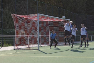 Fotbalová branková síť 7,5x2,5x2x2m 3,5 mm plástvová oka šachovnice bílá/červená